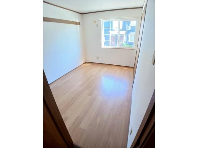 物件内観写真4　(洋室6帖（東側）)