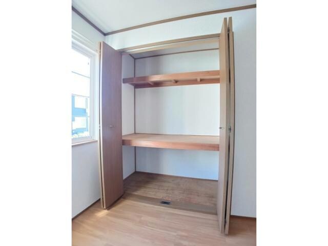 物件内観写真5　(洋室6帖（東側）　クローゼット)