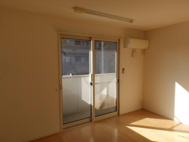 物件内観写真5　(2F洋室6.8)