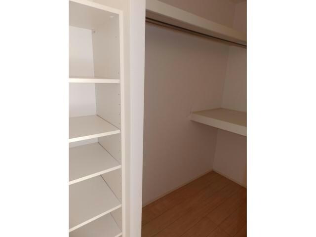 物件内観写真6　(2F洋室6.8　ウォークインクローゼット)