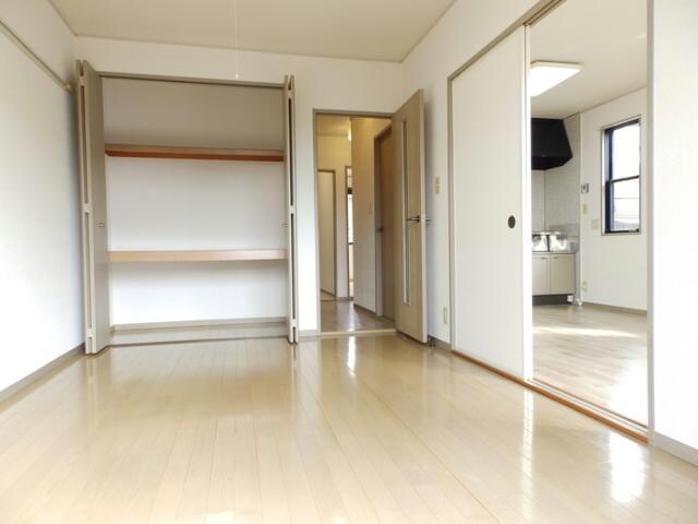 物件内観写真7　(南面洋室６帖)