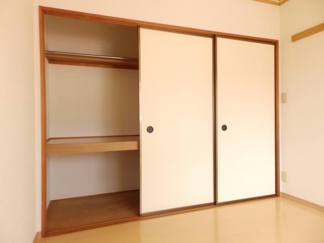 物件内観写真8　(北面洋室収納)