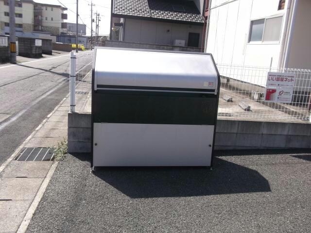 物件外観写真4　(敷地内ゴミ出し場)
