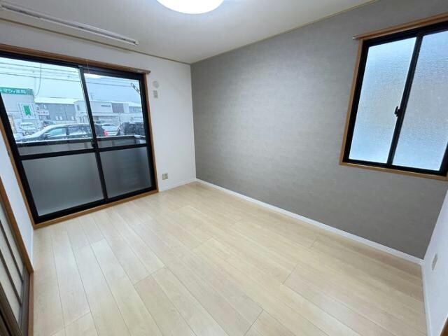 物件内観写真11　(南側洋室（室内物干し・照明付き）)