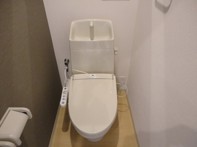 物件内観写真8　(シャワー付トイレ)