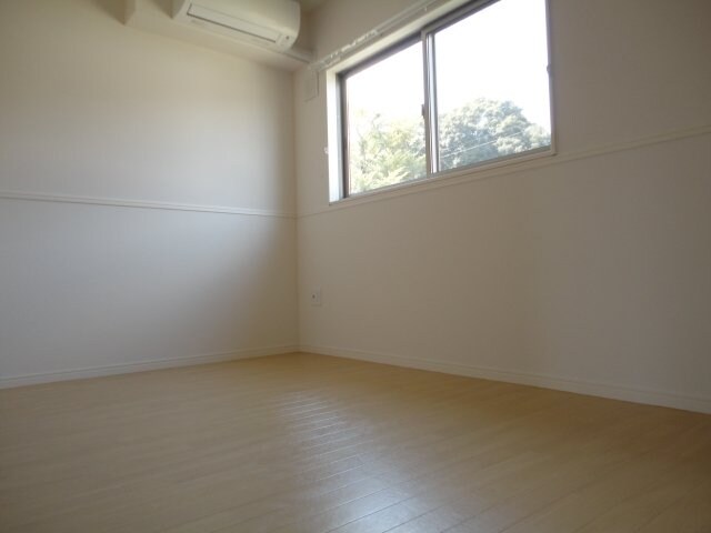 物件内観写真13　(北西側洋室)