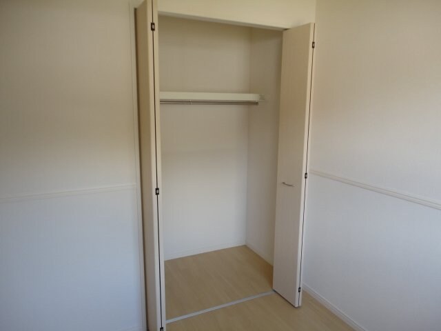 物件内観写真16　(北西側洋室収納)