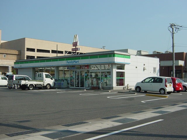 物件外観写真5　(ファミリーマート新涯中央店まで372ｍ)