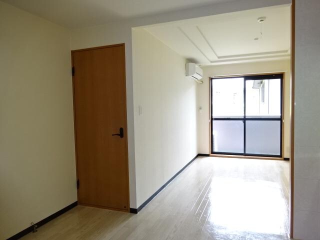 物件内観写真2　(リビング)