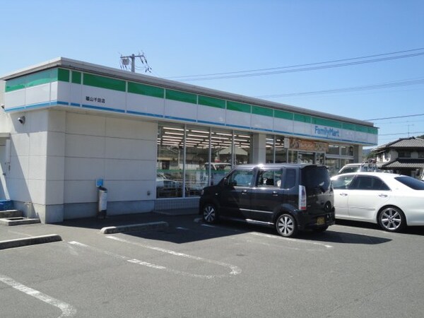 周辺環境(ファミリーマート福山千田店（コンビニ）まで1,056ｍ)