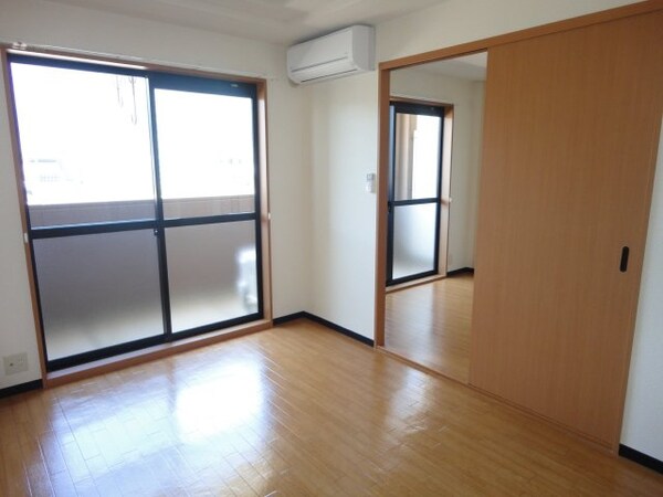 居室(ＬＤＫ（12.8帖）)
