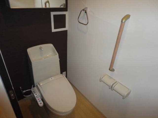 物件内観写真10　(シャワー付トイレ)