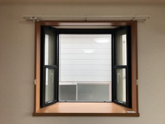 物件内観写真23　(出窓)