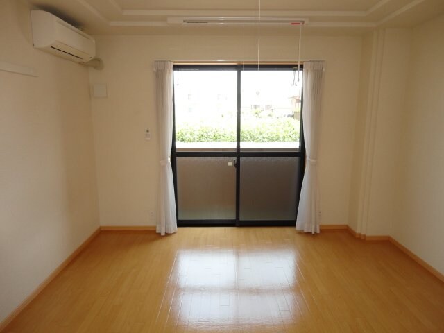 物件内観写真2　(洋室（同タイプ）)