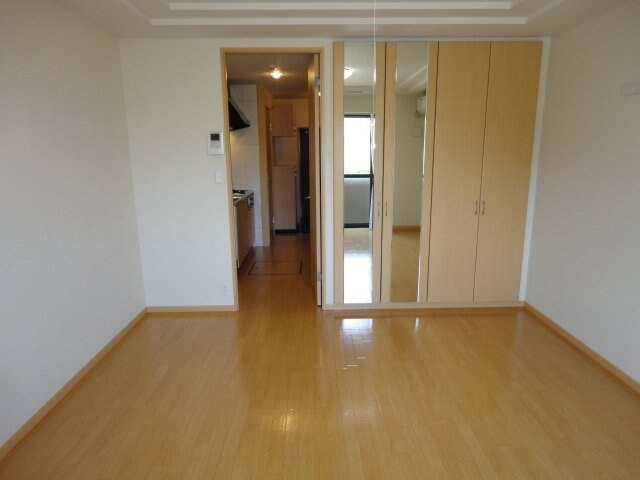 物件内観写真3　(洋室（同タイプ）)