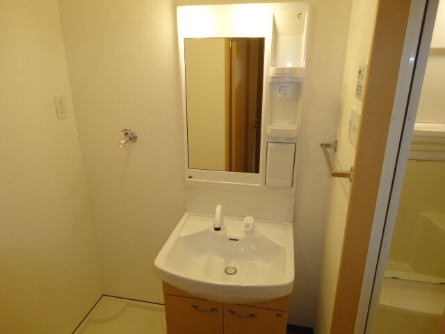 物件内観写真8　(洗面化粧台（同タイプ）)