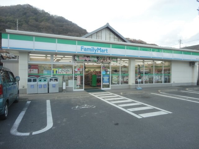 物件外観写真3　(ファミリーマート笠岡中央店（コンビニ）まで977ｍ)