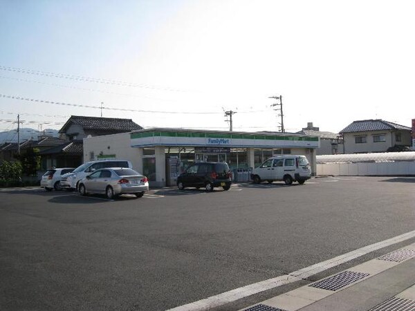 周辺環境(ファミリーマート福山曙店（コンビニ）まで560ｍ)