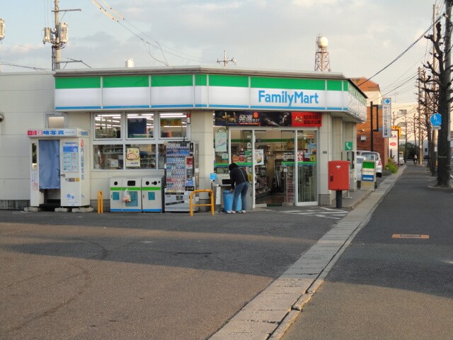 物件外観写真5　(ファミリーマート福山多治米一丁目店（コンビニ）まで989ｍ)