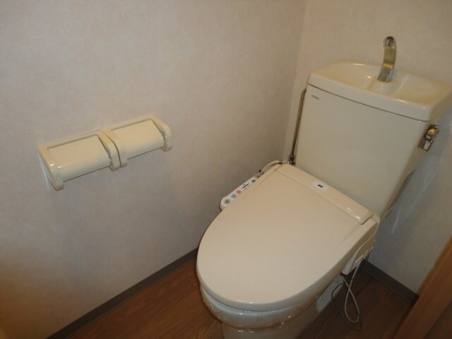 物件内観写真10　(シャワー付トイレ)