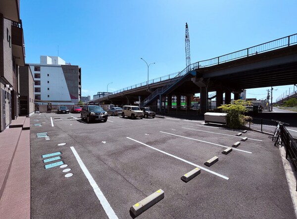 駐車場(車をお持ちの方に嬉しい駐車場付きの物件です)