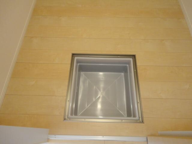 物件内観写真13　(床下収納)