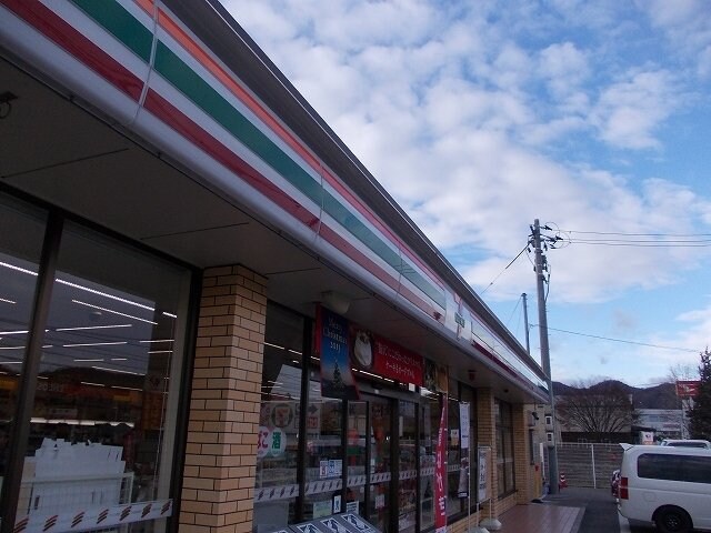 物件外観写真2　(セブンイレブンまで1300m)