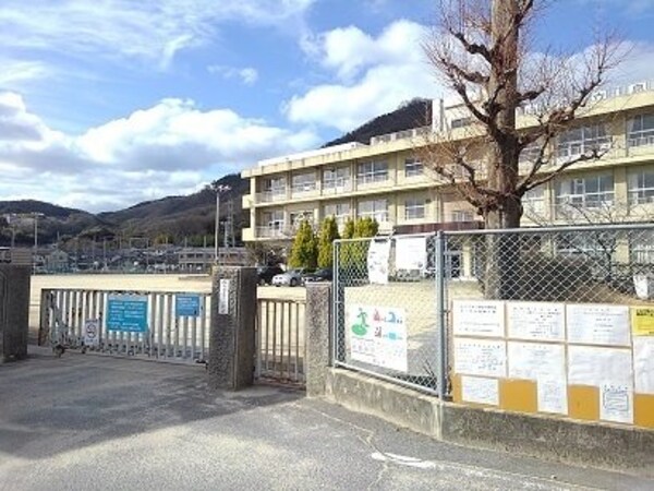 周辺環境(泉小学校まで550m)