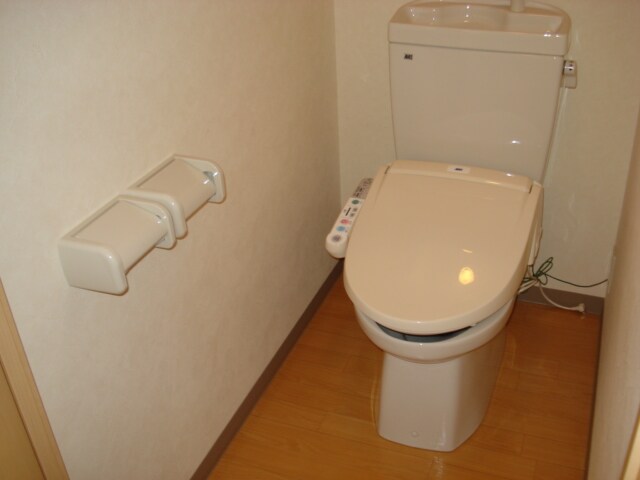 物件内観写真16　(シャワー付トイレ)