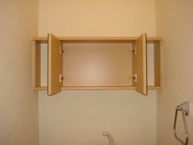 物件内観写真26　(トイレ収納・鏡付)