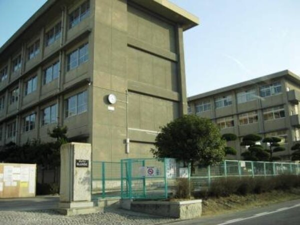 周辺環境(誠之中学校まで50m)