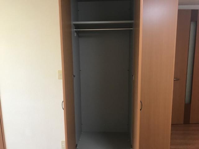 物件内観写真18　(リビング中央収納)