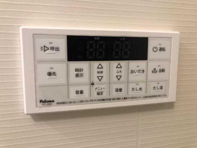 物件内観写真14　(給湯器リモコン)