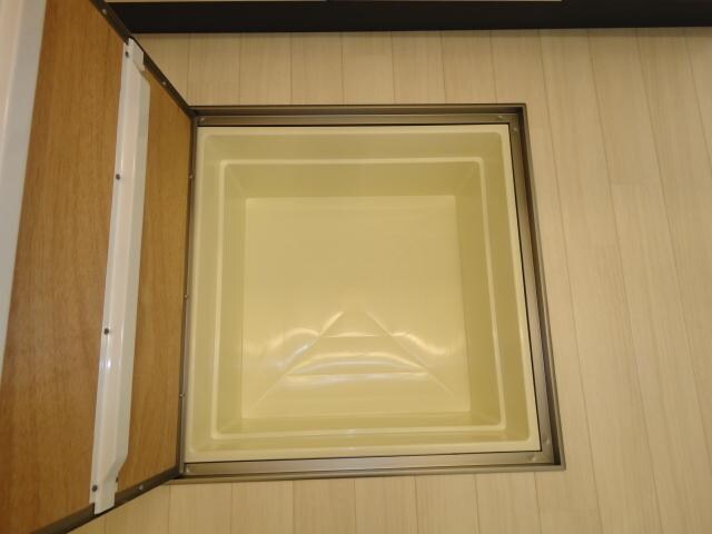 物件内観写真25　(床下収納)
