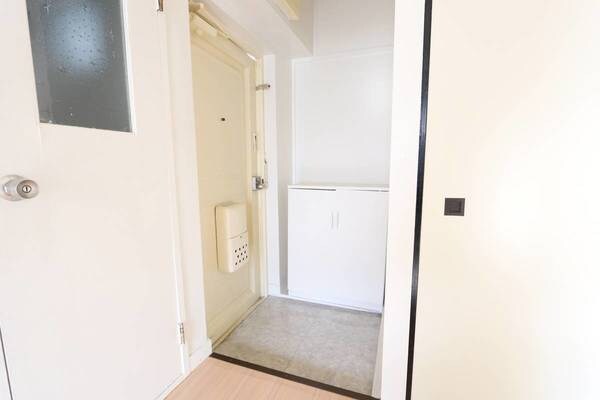 玄関(ビレッジハウスの同一物件・同一タイプの間取りの写真です)