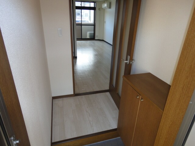 物件内観写真3　(玄関（下駄箱）)