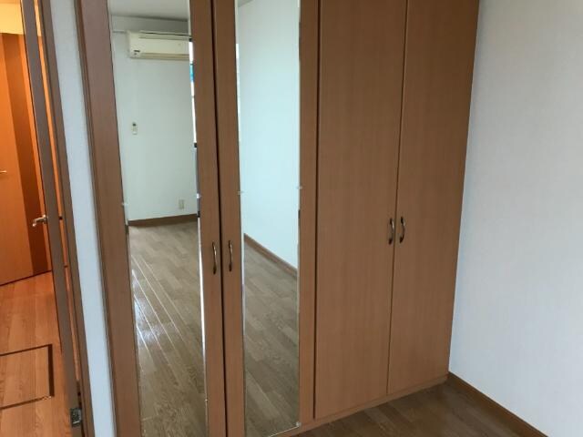 物件内観写真22　(姿見付きクローゼット)
