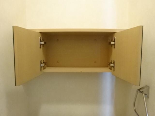 物件内観写真18　(トイレ収納)