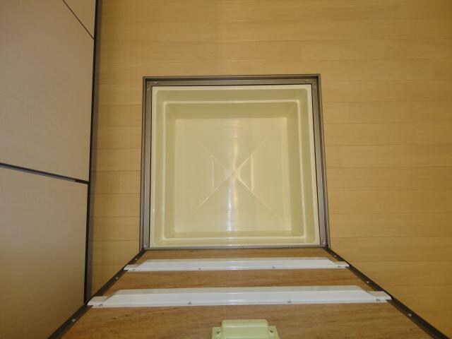 物件内観写真16　(床下収納)