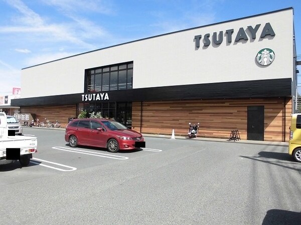 周辺環境(TSUTAYA・スタバ伊勢丘店まで1300m)