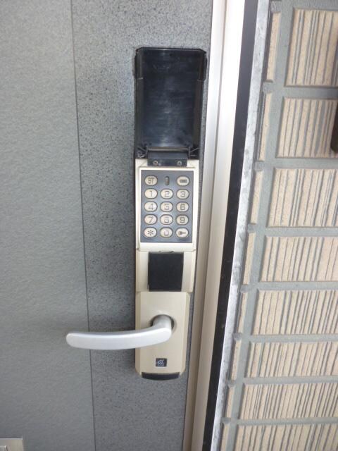 物件内観写真6　(玄関ドア)