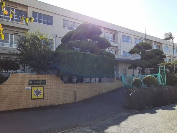 周辺環境(宜山小学校まで58m)