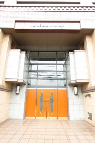 物件外観写真3　(ゆとりのあるエントランスです)