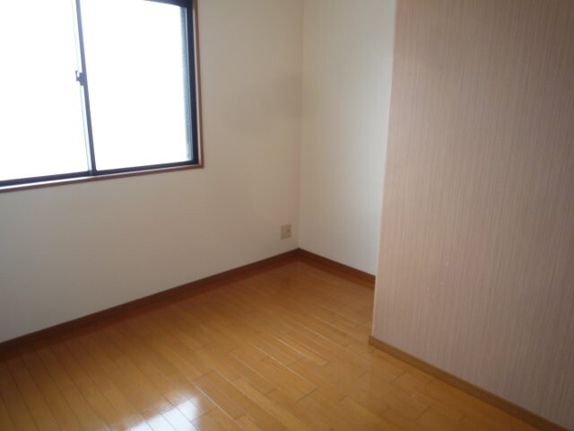 物件内観写真12　(ゆったりした洋室です)