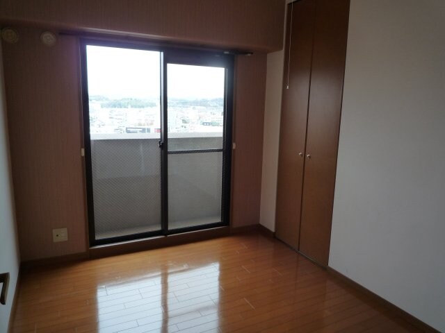 物件内観写真13　(明るい洋室です)