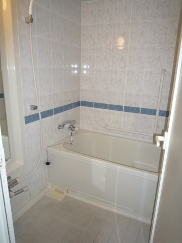 物件内観写真18　(コンパクトで使いやすいお風呂です)