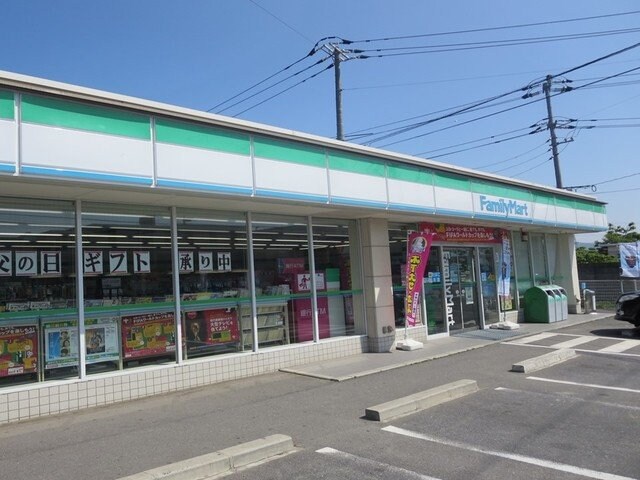 物件外観写真3　(ファミリーマート　里庄里見店まで750m)
