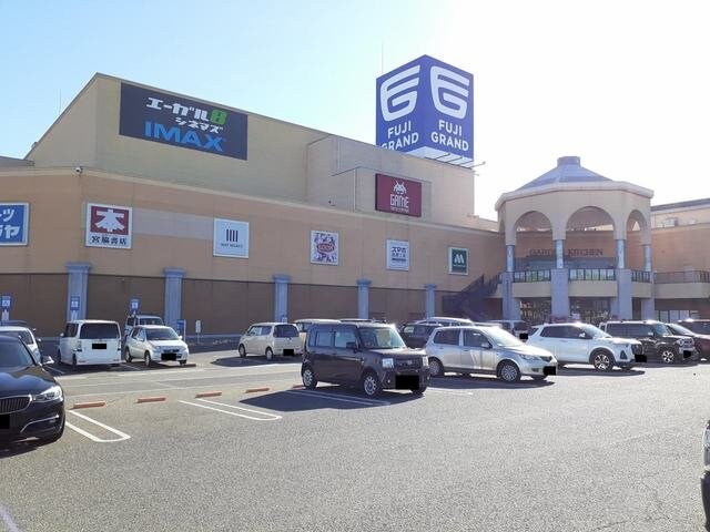 物件外観写真5　(フジグラン神辺店まで1600m)