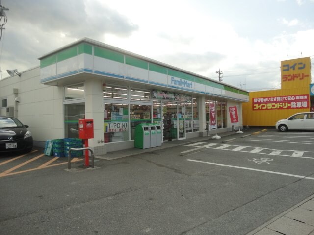 物件外観写真7　(ファミリーマート笠岡富岡店まで532ｍ)