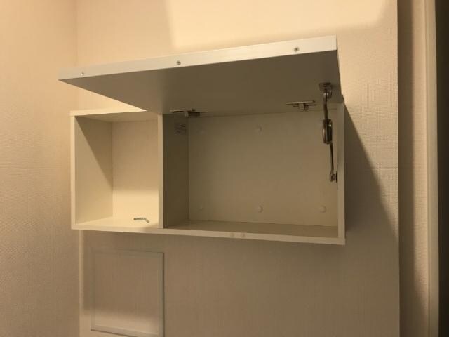 物件内観写真27　(トイレ上部収納)